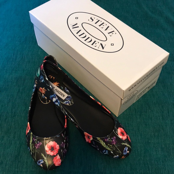 Steve Madden Heaven Black/Floral Flat - Picture 3 of 6